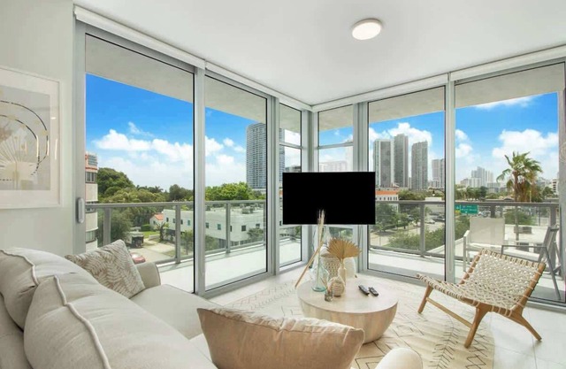 Modern Central 2-bedroom 2-bathroom Pool Parking