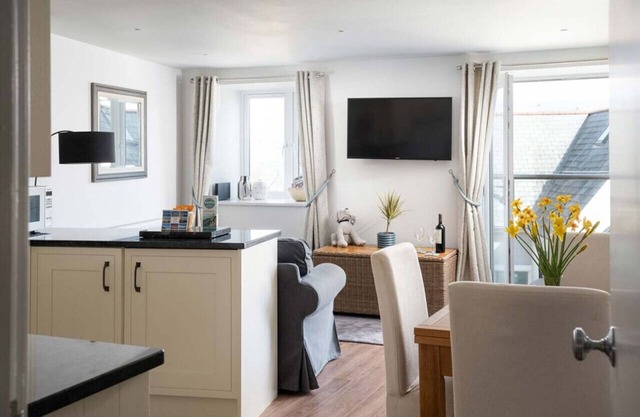 Modern Central Apartment Sea Views Near to Beach