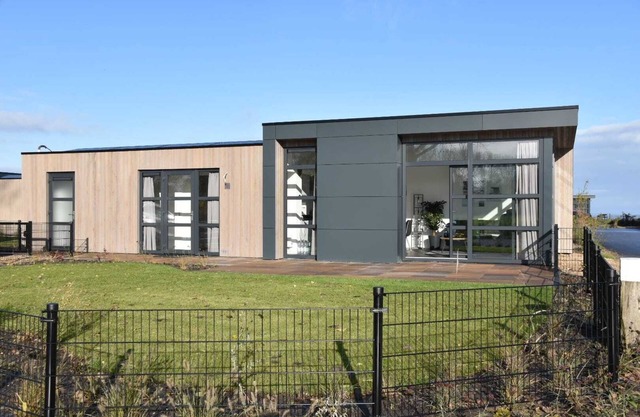 Modern chalet on the Ijsselmeer for families with children and/or dogs