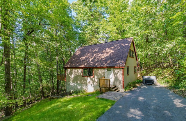 Modern Chalet w Hot Tub, Large Deck, Grill & WiFi