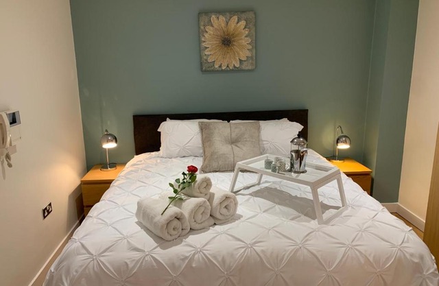 Modern, City Centre, Studio Apartment with FREE WIFI, GYM ACCESS, NETFLIX - West One