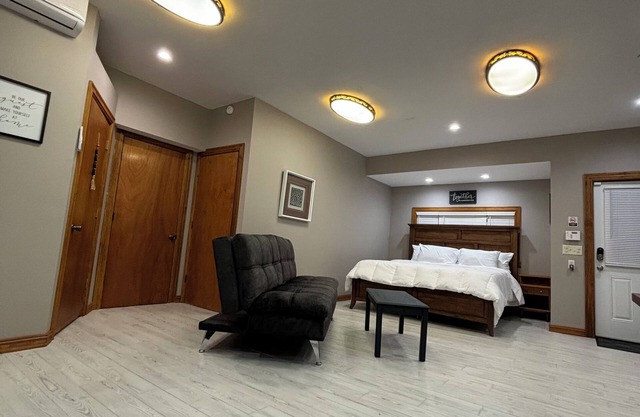 Modern clean fresh studio in enchanting Cookeville with WiFi and private parking