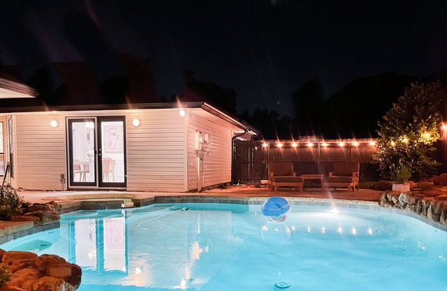 Modern coastal home with pool & jacuzzi