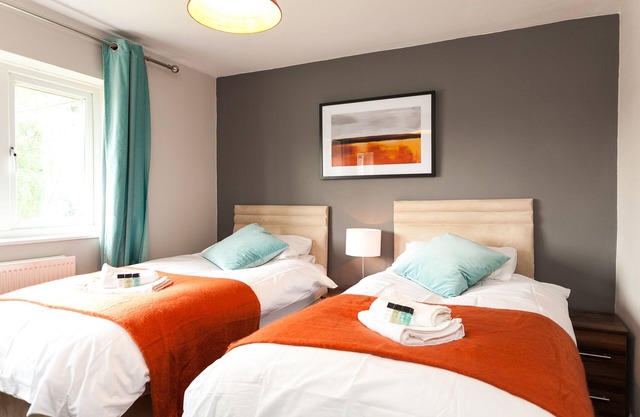 Modern Comfortable and stylish 4 bedroom house very close to Gatwick