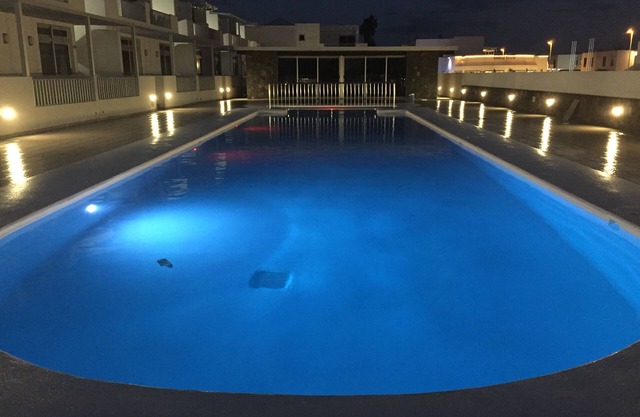 Modern complex ,heated pool. 2 bdrm, family friendly, 3mins walk to seafront.