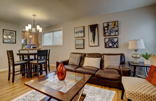 Modern & Cozy 2 BR Townhouse