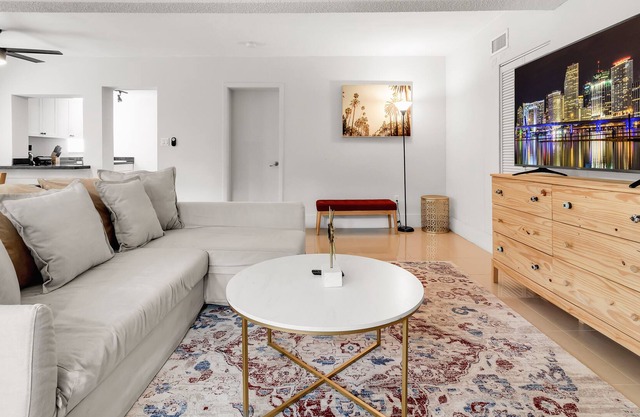 Modern & Cozy 2BD Apartment near Brickell w/ Pool