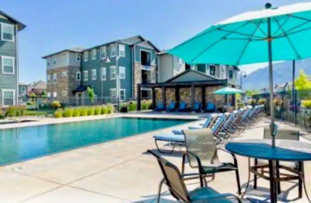 Modern Cozy 2BR Apt with Pool and Hot Tub