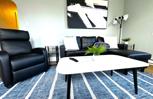 Modern Cozy walk up with King Bed
