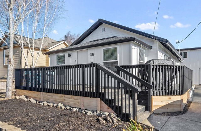 Modern craftsman home close to all Garibaldi has to offer. Dog Friendly!