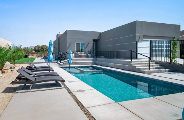 Modern Desert Oasis – Pool, Spa and Mountain Views