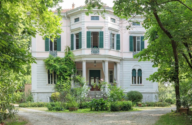 Modern" double room with bathroom in a late 19th century villa