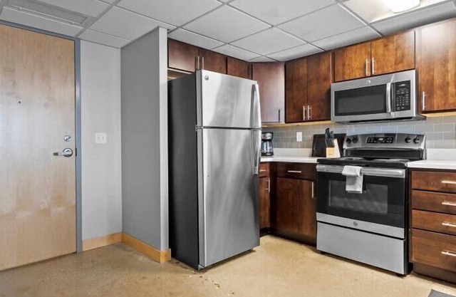 Modern Downtown Apt 1 Block from Arena with Gym