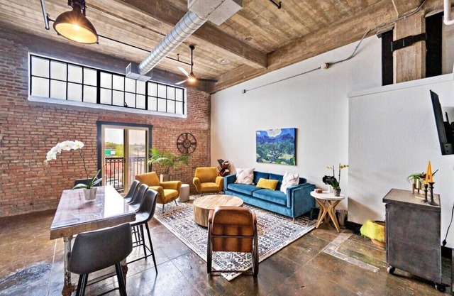 Modern Downtown Domicile