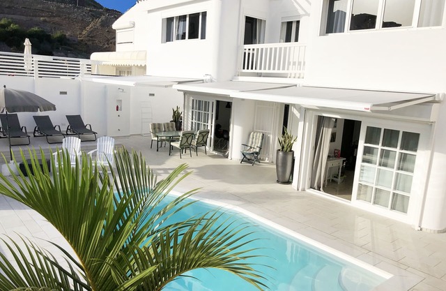 Modern dream villa with sea view private, heated pool and sea view!
