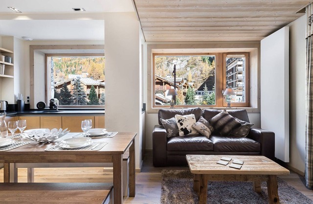 Modern Duplex Apartment, Ski Shuttle, Parking, Pet-Friendly
