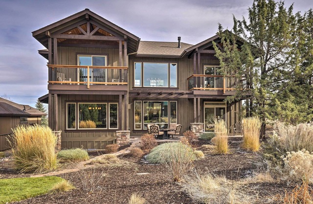 Modern Eagle Crest Escape w/Patio & 2 Balconies!