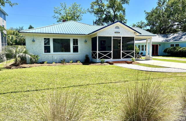 Modern East Beach 3BR/2BA - Pool + Golf Cart