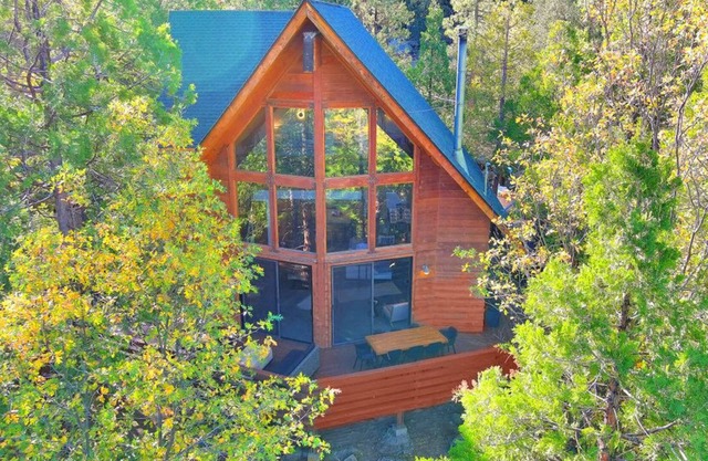 Modern elegant cabin with cozy charm, Hot tub on 1 Acre of land