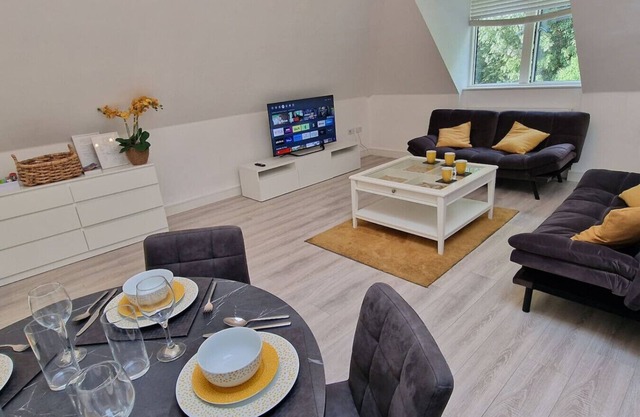 Modern Elegant 2-Bed, free private parking