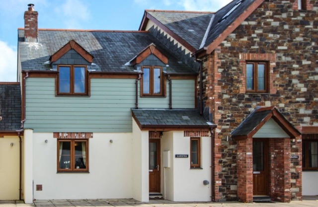 Modern family getaway with super-fast broadband. 10 minutes’ drive from beach.