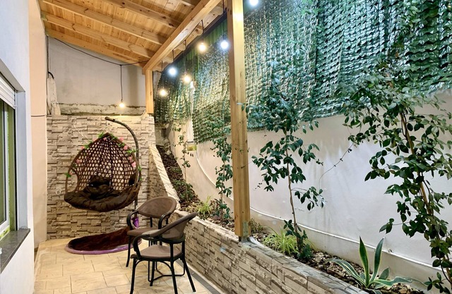 Modern family-sized condo with private veranda-5 min to the lake