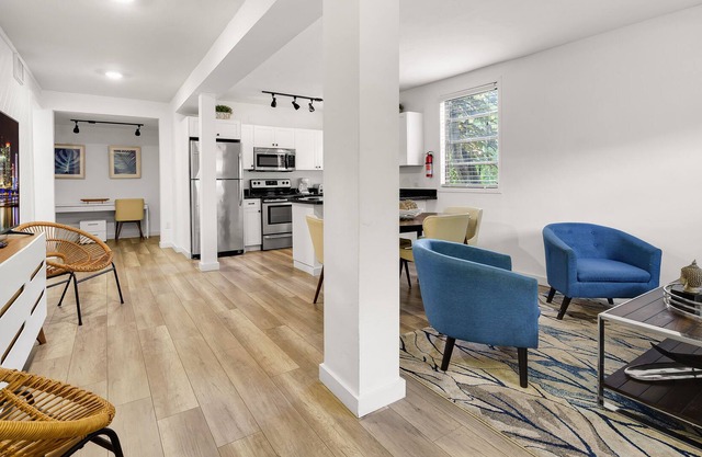 Modern & Fancy 2BD Apartment w/ Pool & Garden