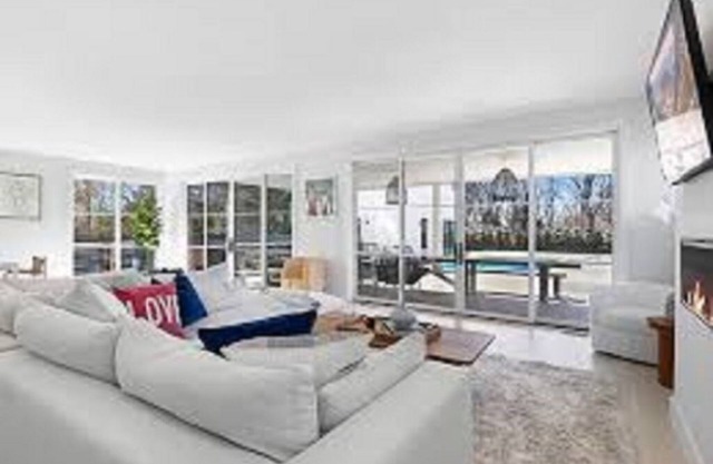 Modern FarmHouse 8BR large pool Bridgehampton Wineries Ocean Restaurants near by