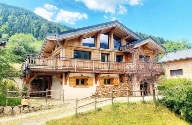 Modern chalet with outdoor jacuzzi, great mountain view, 5min drive to ski lift