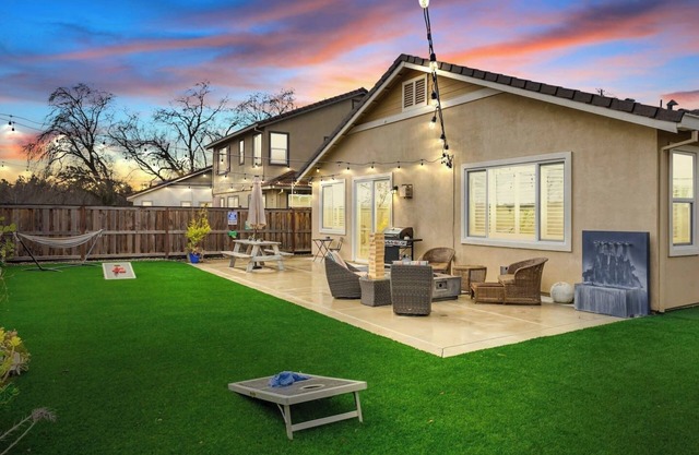 Modern-Fully Loaded-EV Charger-Big Yard-10 Min DT