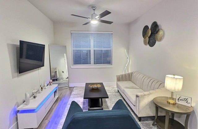 Modern Furnished 1BR/Gated Parking/Near Downtown, Heights & Montrose