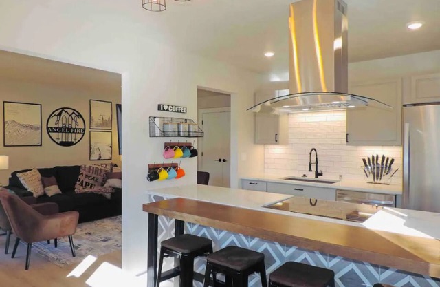 Modern getaway! Relax, bike, hike, and shred!