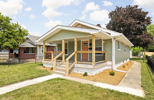 Modern Greenhouse with 2 Car Garage & Enclosed Yard Mins to Downtown