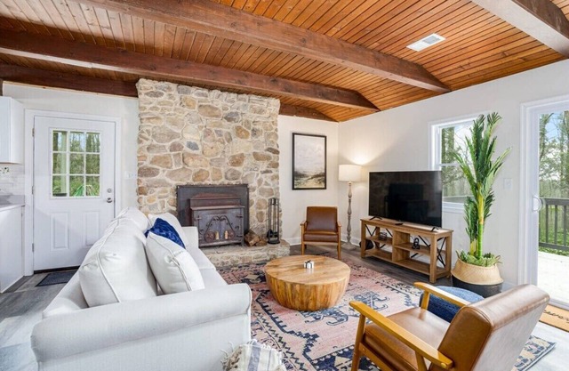 Modern Harpers Ferry Cabin w Hot Tub, Deck, WiFi!