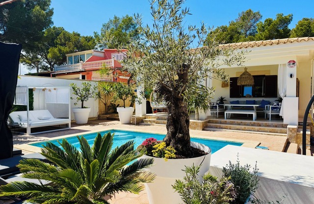 MODERN HOLIDAY HOUSE WITH POOL & JACUZZI IN EL TORO/CALVIA