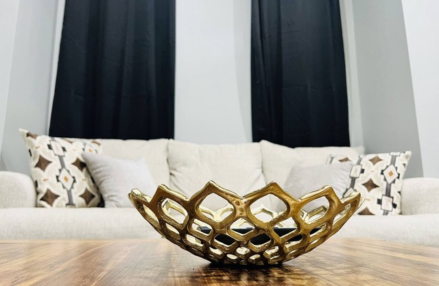 MODERN HOME: 4BD & 3 FULL BATHS, WFH Setup, Public Transit, 15 Mins to Downtown!