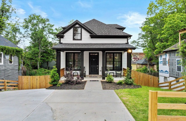 Modern Home Downtown - Cozy Porch and Hot Tub
