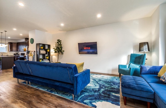 ★Modern Home🌴Hot Tub&Patio☀️Central✔ Netflix⚡WiFi ✔ Sanitized
