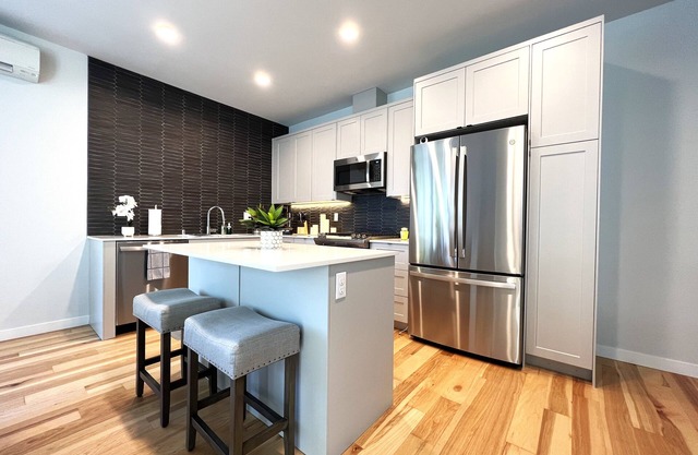Modern Home in Heart of West SEA (safer area), near Downtown, Beach, Hwy Access
