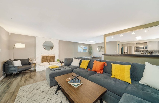 Modern Home in Reno w/PoolTable, HotTub.10 mins from Downtown!