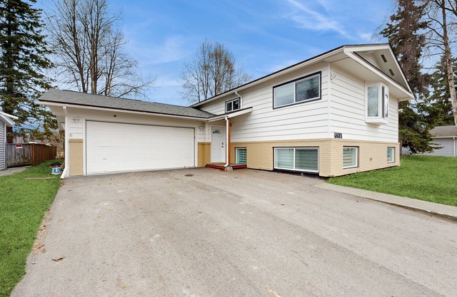 Modern home w/water and mountain views, spacious deck, BBQ, & nearby activities