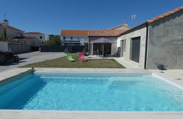 Modern house with pool, 700m from beach, 6-8 people, pets allowed