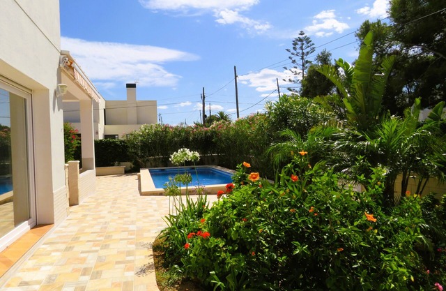 Modern house near the beach with private pool!