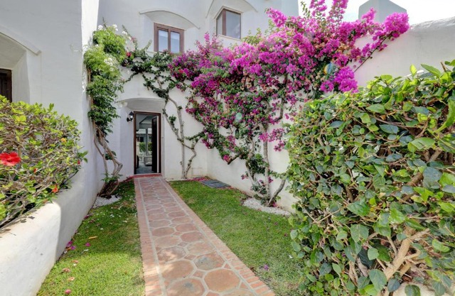 Modern house only a 3 minute walk to the beach.