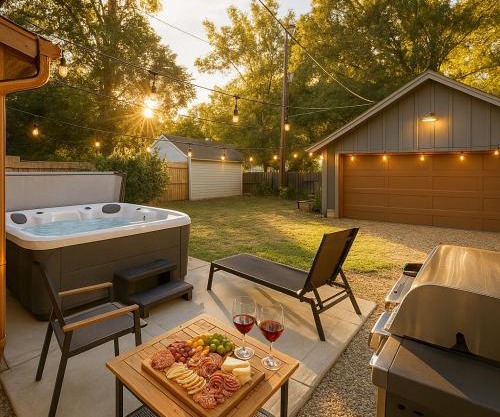 Modern Indy Getaway Near Butler, Fairgrounds & Broad Ripple Hot Tub