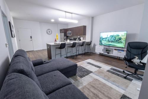 Modern King Suite Downtown Walkable Pool & Gym