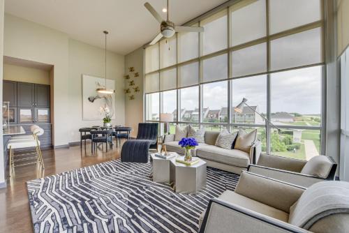 Modern Lake Charles Condo with Balcony 7 Mi to Dtwn
