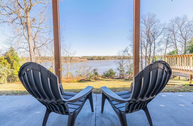 Modern Lakeside Retreat: Hottub|FirePit|PoolTable