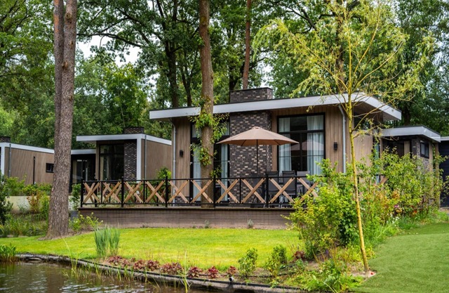 Modern Lakeview Cottage in Veluwe