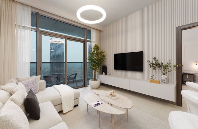 Modern Living w/Premium Amenities close to Marina